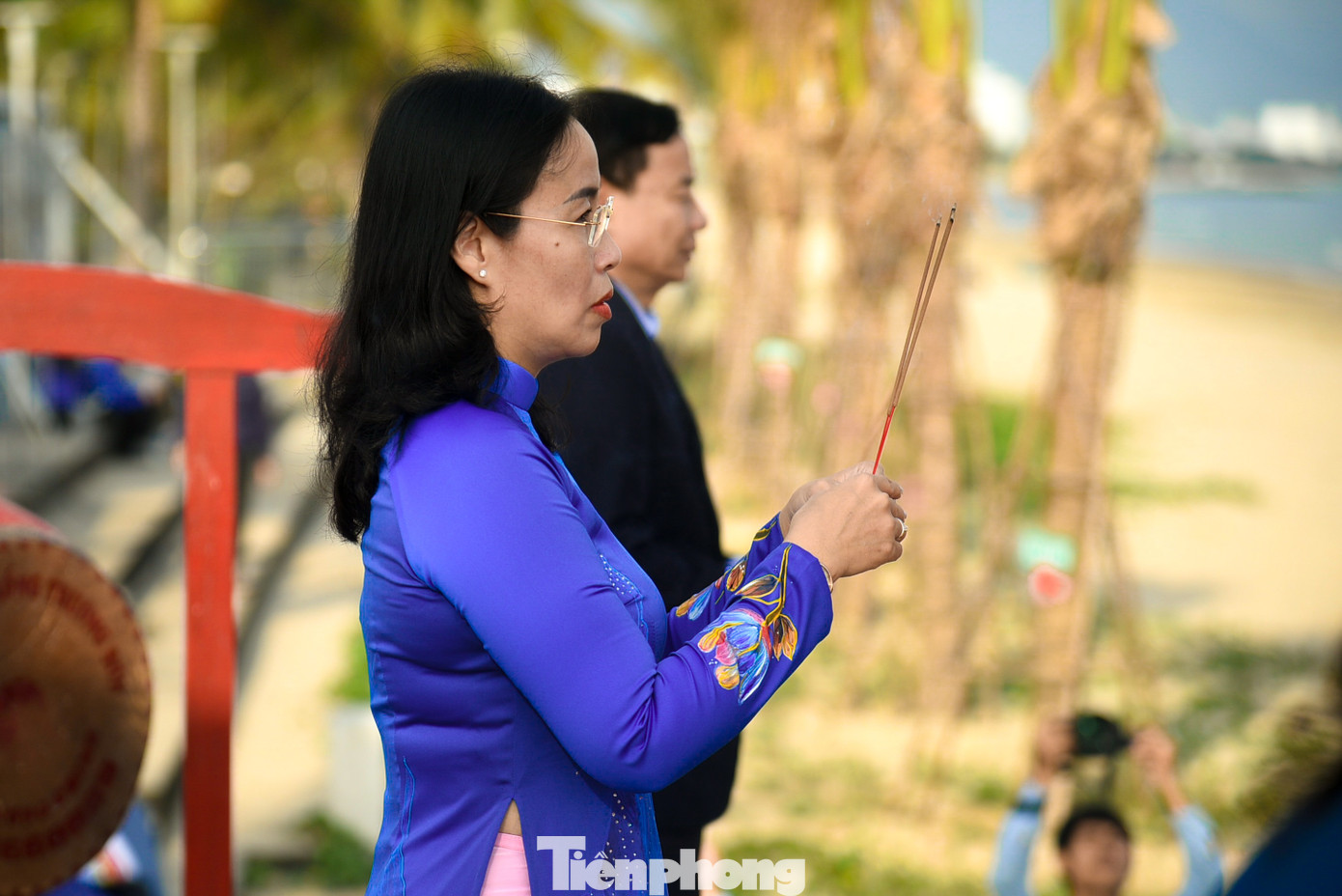 Các đại biểu lãnh đạo thành phố Đà Nẵng dâng hương tại lễ hội cầu Ngư truyền thống quận Thanh Khê.