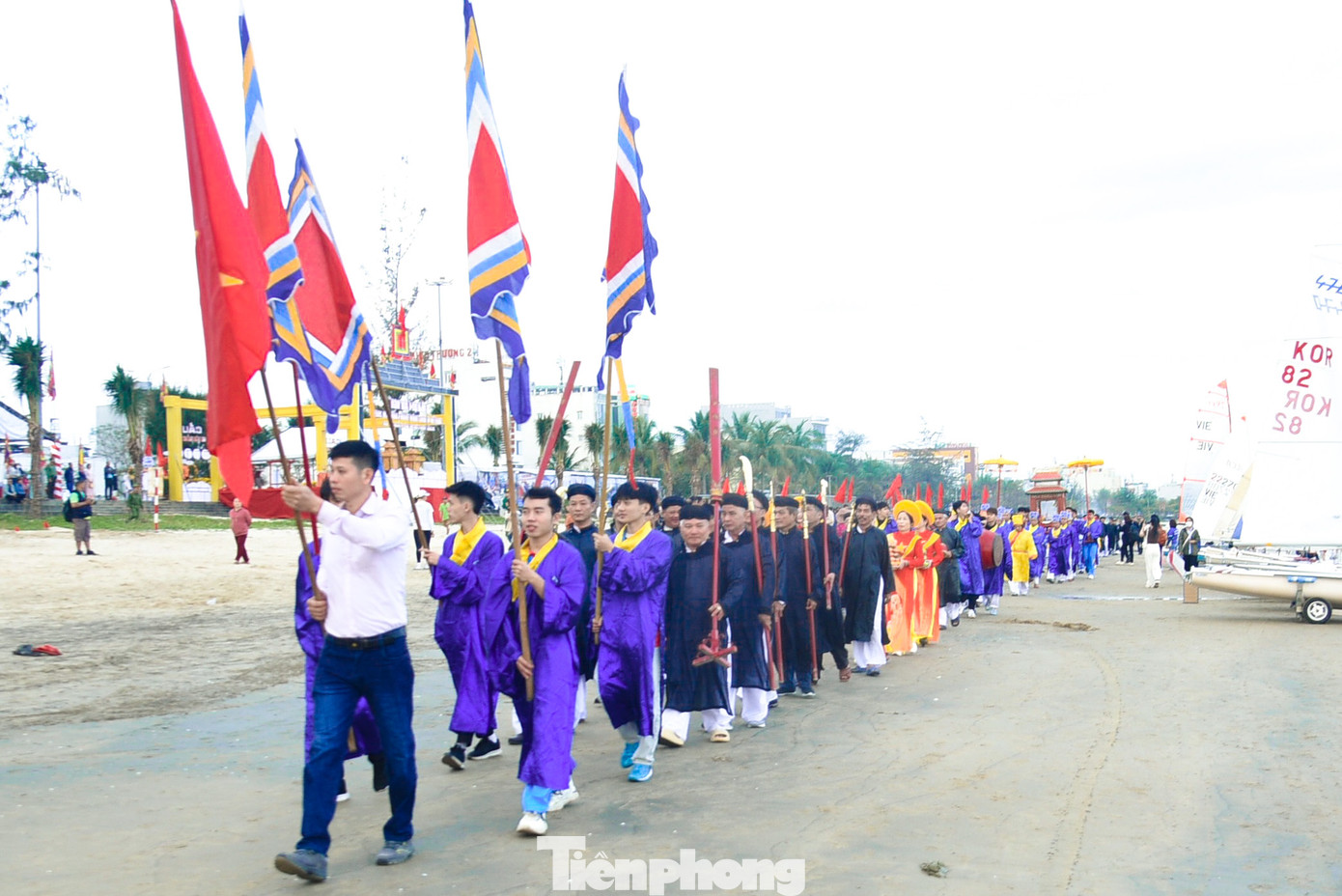Lễ rước Nghinh thần diễn ra trên biển được đông đảo ngư dân tham gia.