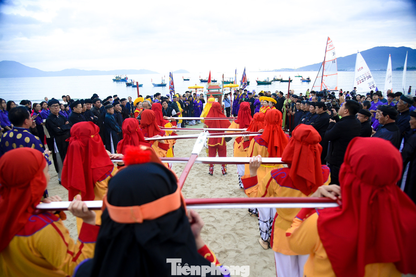 Đối với đời sống cộng đồng miền biển, lễ hội Cầu ngư là lễ trọng lớn nhất trong năm, vừa cầu mùa - cầu ngư, tế ngư thần, vừa bày tỏ khát vọng một năm "Trời yên biển lặng, thuận buồm xuôi gió, tôm cá đầy khoang".