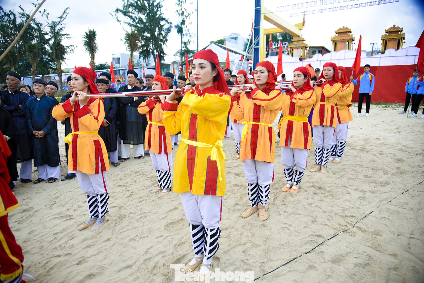 Lễ rước Nghinh thần diễn ra trên biển được đông đảo ngư dân tham gia.