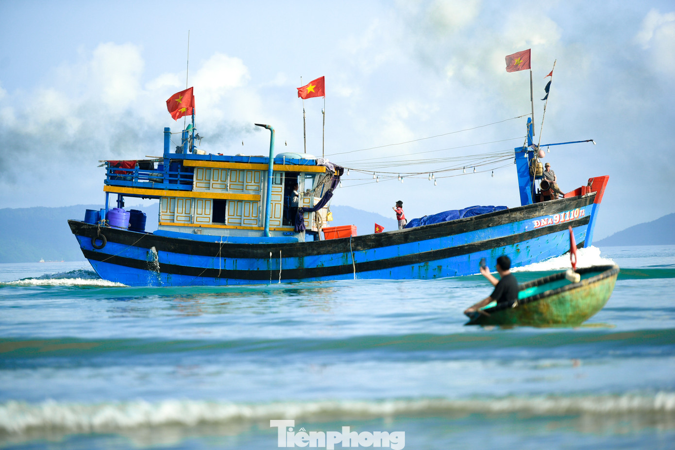 Ngay sau phần chính lễ, quận Thanh Khê phát lệnh ra khơi cho đội tàu đánh bắt xa bờ.