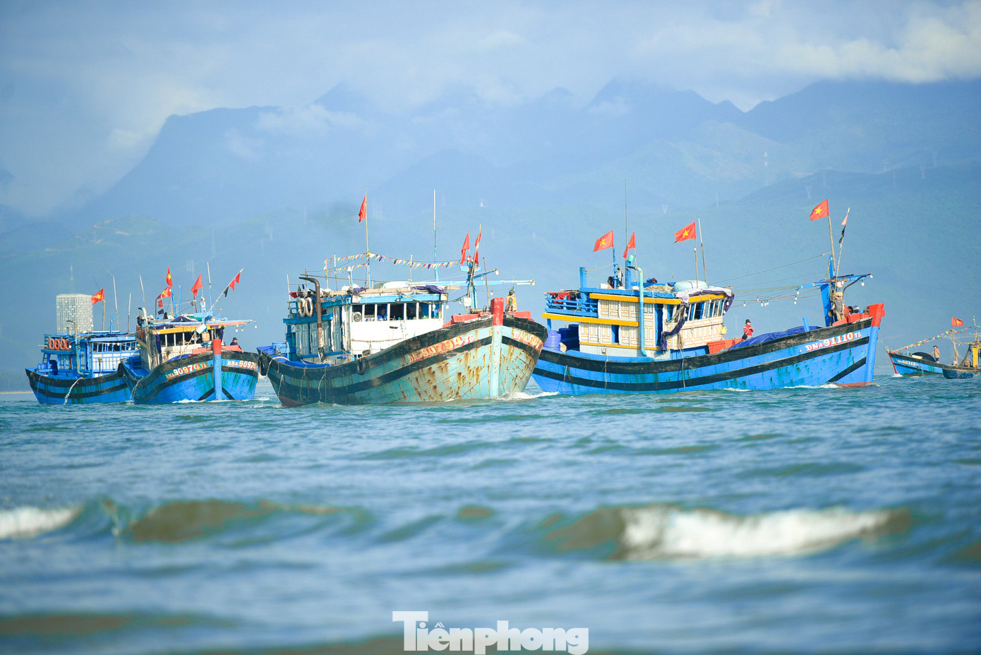 Ngay sau phần chính lễ, quận Thanh Khê phát lệnh ra khơi cho đội tàu đánh bắt xa bờ.