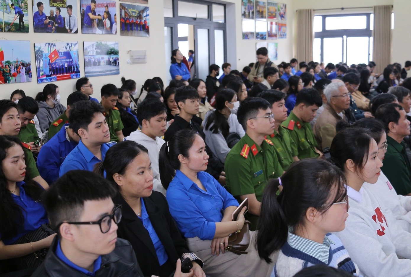 Hàng trăm thanh niên, đoàn viên tham gia chương trình.