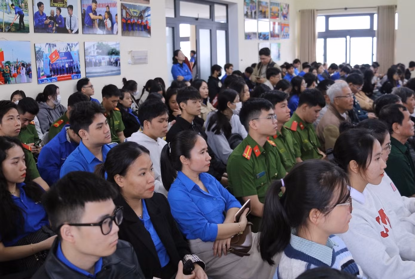 Hàng trăm thanh niên, đoàn viên tham gia chương trình.