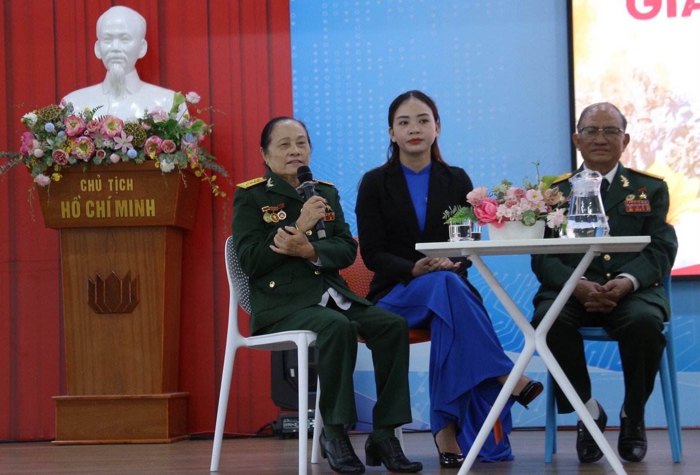 Anh hùng lực lượng vũ trang Nguyễn Thị Tám và Trần Ngọc Trung chia sẻ những câu chuyện lịch sử của đất nước với thế hệ trẻ.