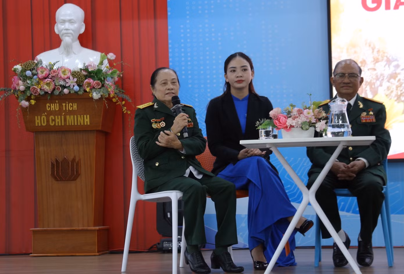 Anh hùng lực lượng vũ trang Nguyễn Thị Tám và Trần Ngọc Trung chia sẻ những câu chuyện lịch sử của đất nước với thế hệ trẻ.