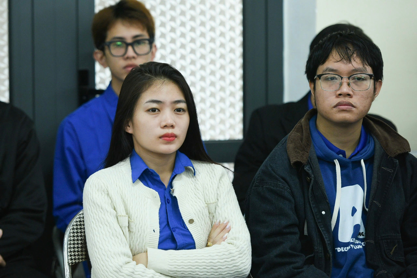 Nhiều bạn trẻ chăm chú lắng nghe những câu chuyện lịch sử về đất nước.