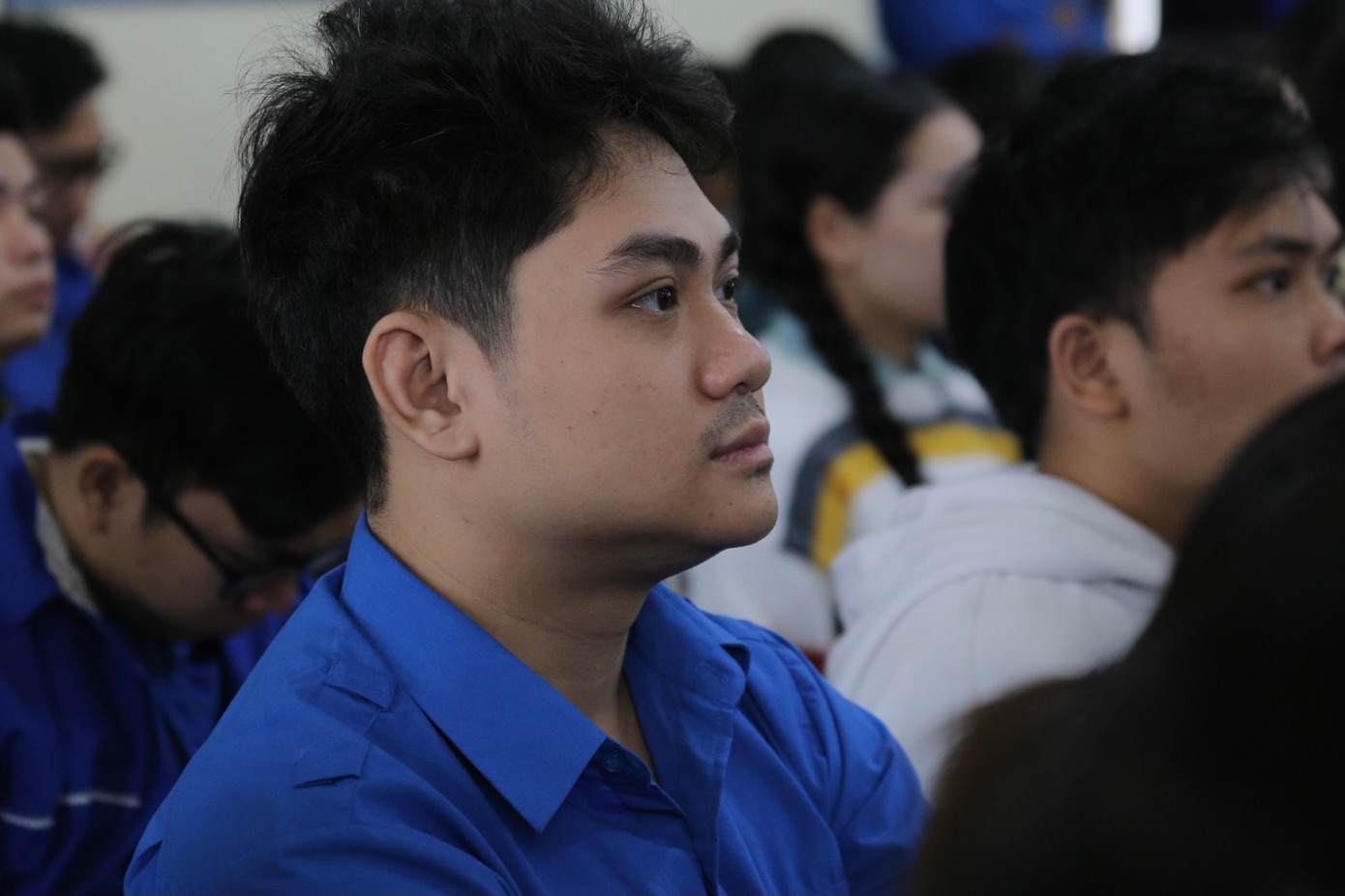 Nhiều bạn trẻ chăm chú lắng nghe những câu chuyện lịch sử về đất nước.