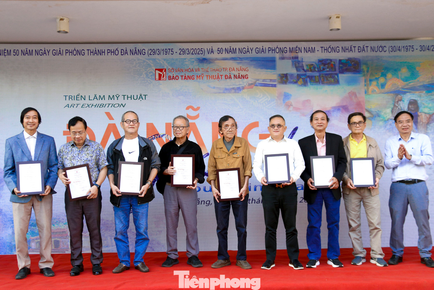 Trao giấy chứng nhận cho các họa sĩ, nhà điêu khắc có tác phẩm tham gia triển lãm. Trao giấy chứng nhận cho các họa sĩ, nhà điêu khắc có tác phẩm tham gia triển lãm.