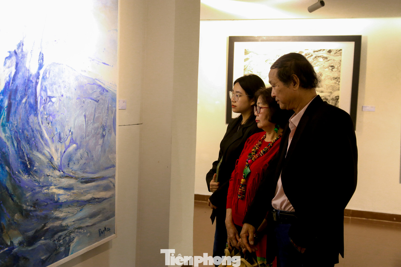 Người dân, du khách tham quan triển lãm. Người dân, du khách tham quan triển lãm.