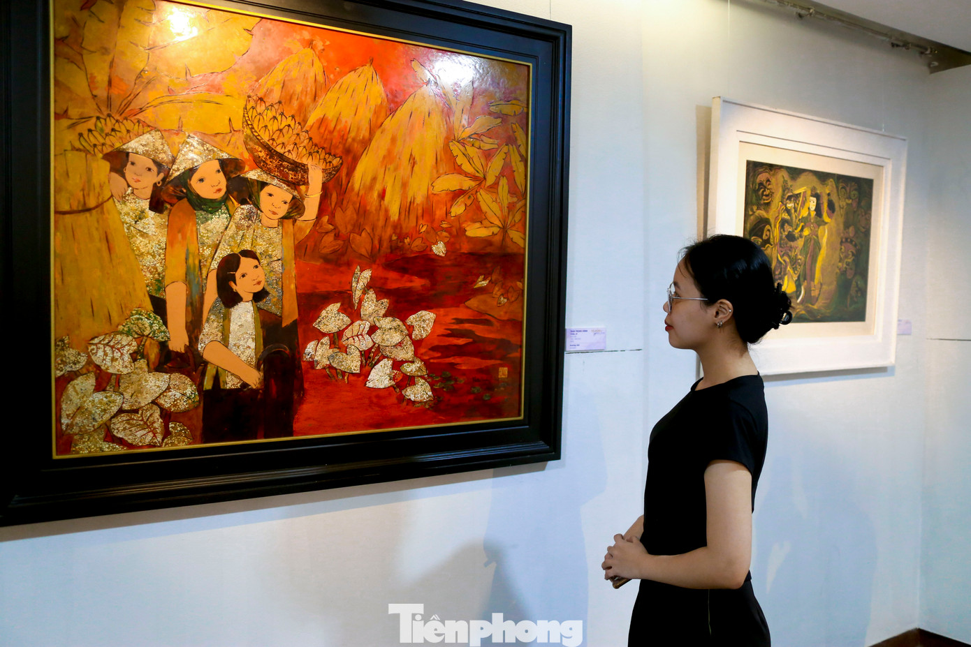 Người dân, du khách tham quan triển lãm. Người dân, du khách tham quan triển lãm.