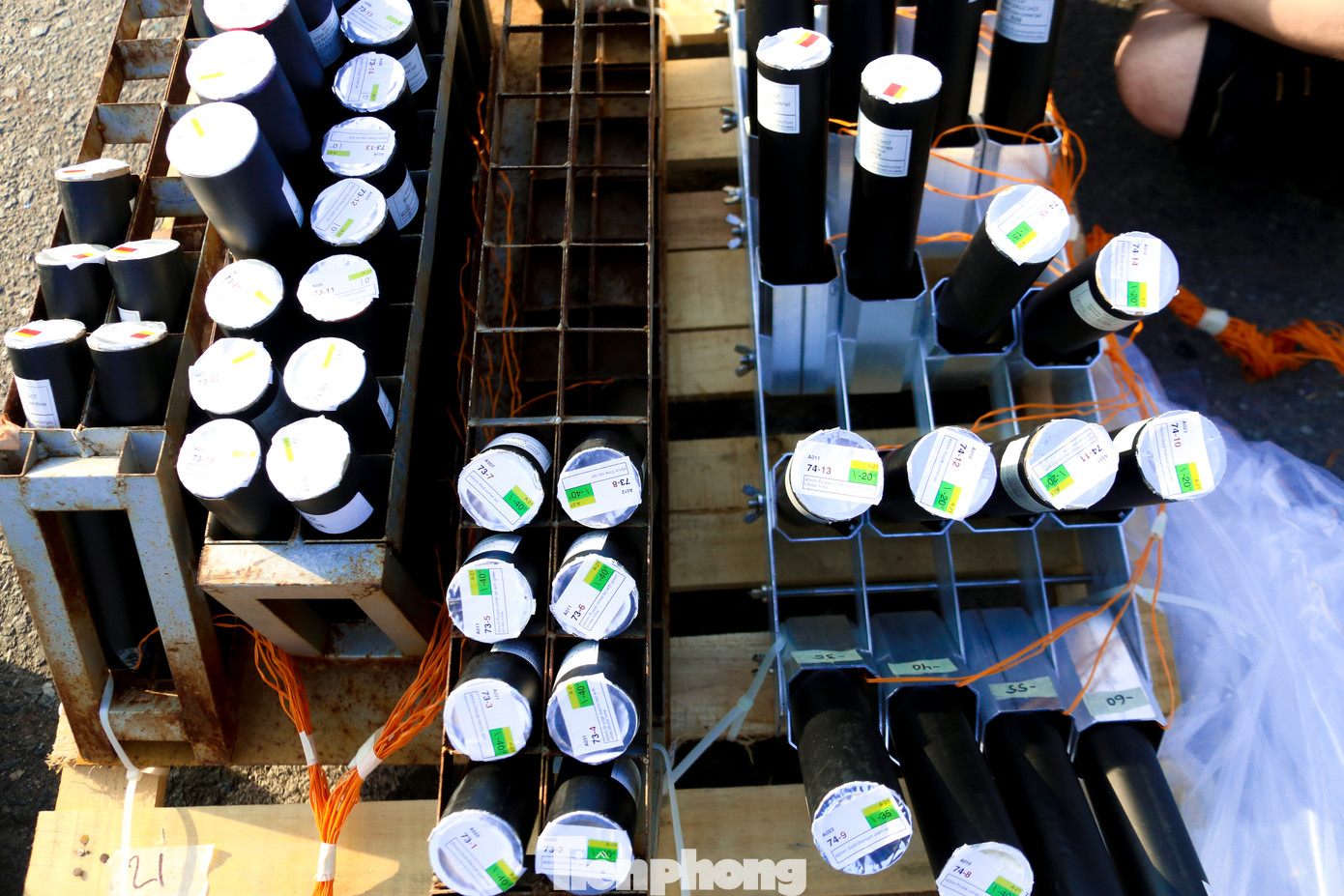 Công tác sắp đặt pháo vào được thực hiện tỉ mỉ, yêu cầu độ chính xác, an toàn cao nhất và được bảo vệ nghiêm ngặt.