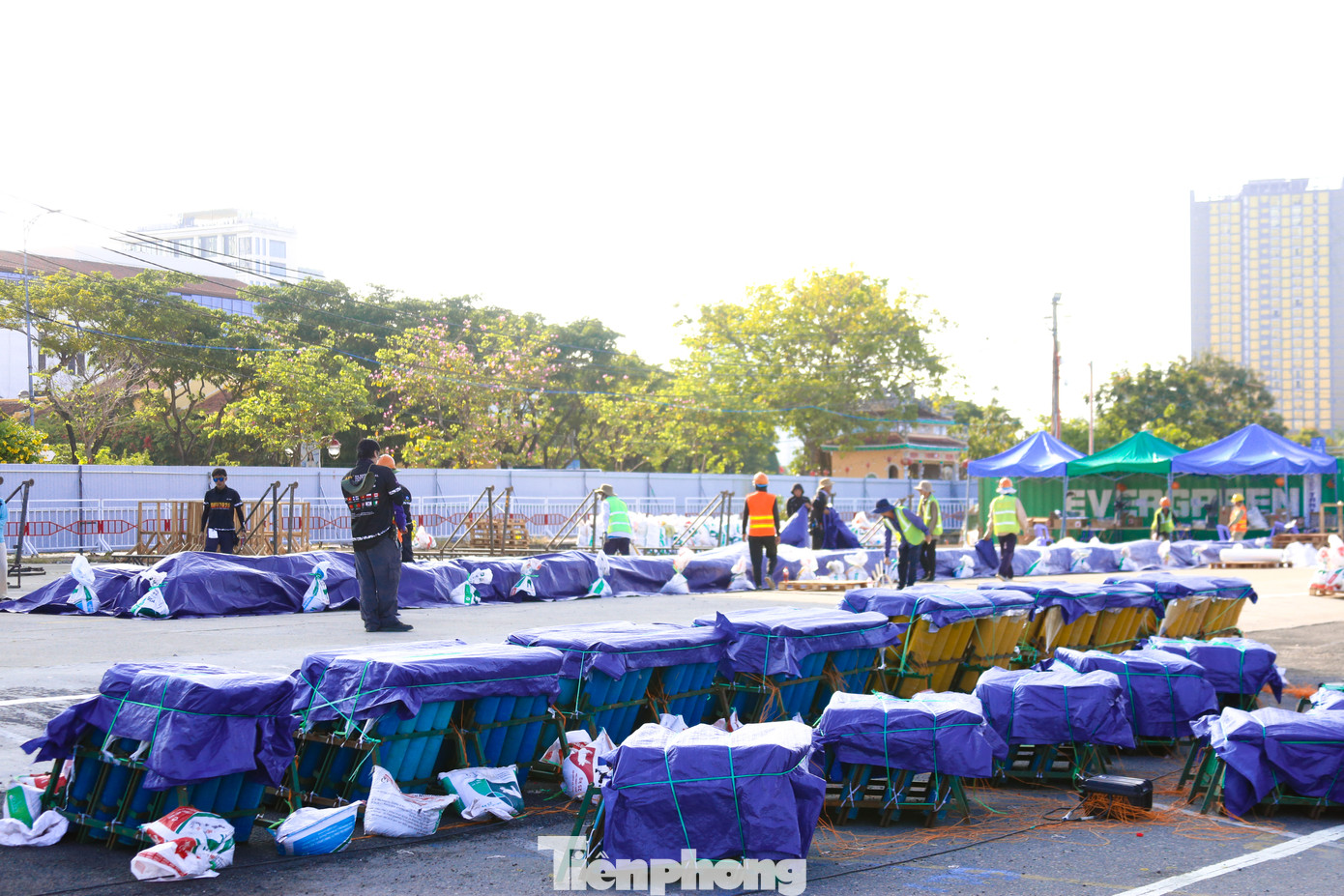 Hiện nay, khu vực bố trí trận địa pháo hoa trên đường Bạch Đằng (quận Hải Châu, Đà Nẵng) không khí chuẩn bị diễn ra khẩn trương. Hàng chục kỹ thuật viên từ các đội tham gia Lễ hội Pháo hoa Quốc tế Đà Nẵng (DIFF 2025) đang gấp rút hoàn thiện những công đoạn cuối cùng.