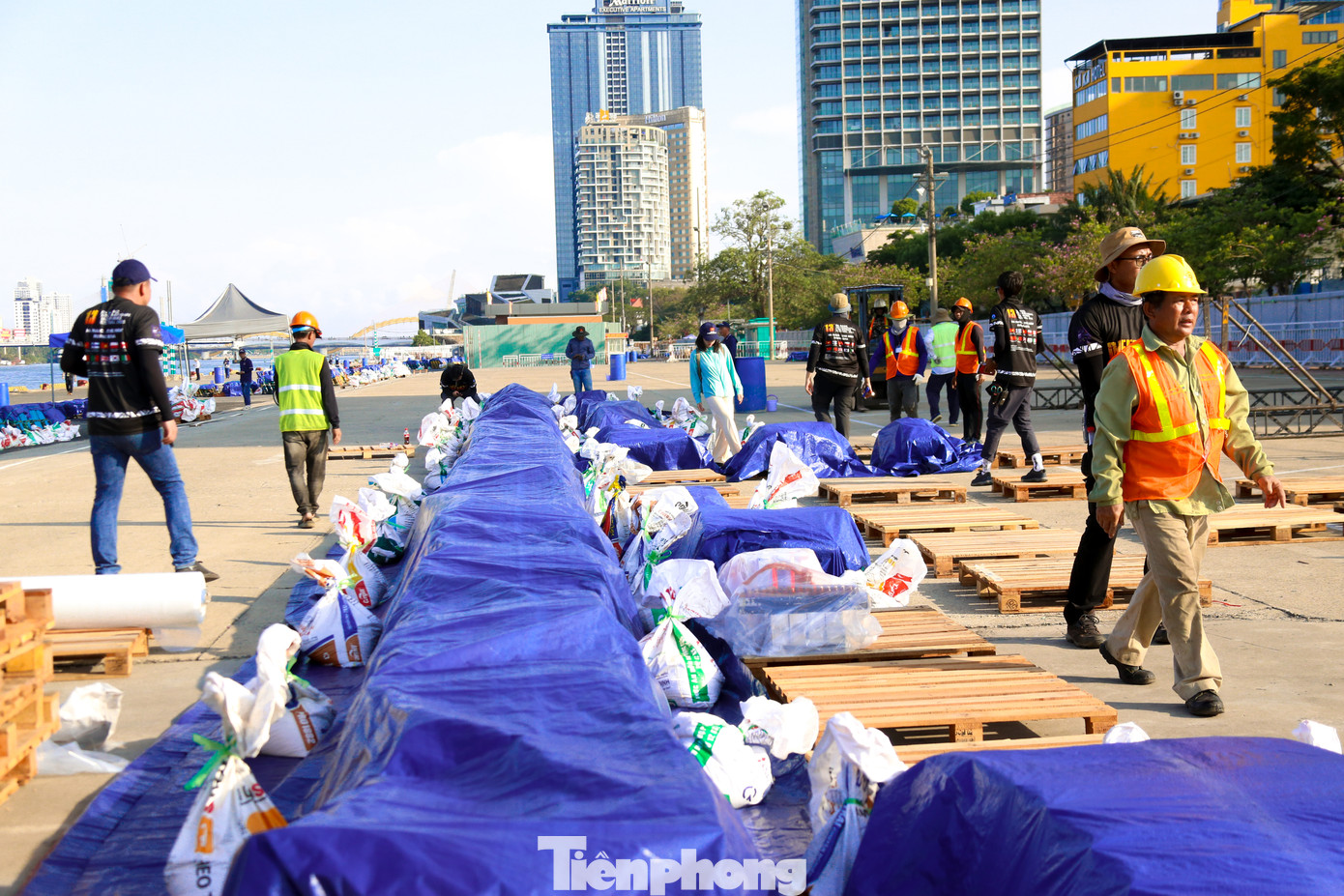 Từng giàn pháo được lắp ráp cẩn thận, kết nối với hệ thống điều khiển điện tử hiện đại, đảm bảo độ chính xác cao đến từng chi tiết.