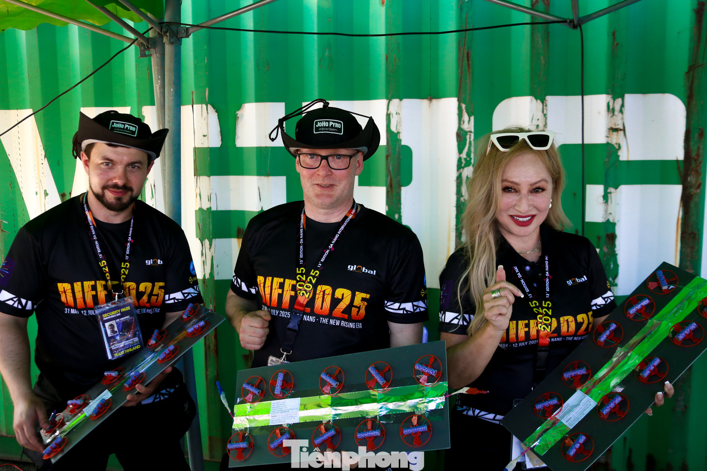 Trong khi đó, đội JoHo Pyro Professional Fireworks AB - đương kim vô địch DIFF 2024 đến từ Phần Lan - mang theo hào quang của ngôi vương cùng niềm tự hào từ quần đảo Aland. Màn trình diễn có tên "Nordic Lights", lấy cảm hứng từ hiện tượng cực quang kỳ ảo tại Bắc Âu.