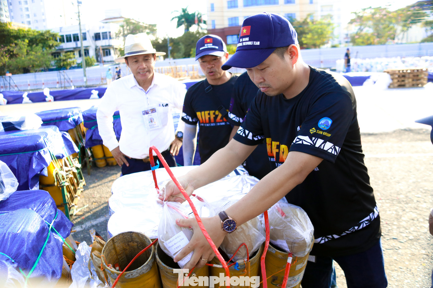 Màn trình diễn kéo dài hơn 20 phút, được dàn dựng công phu gồm 4 phần, sử dụng hàng nghìn quả pháo được lập trình đồng bộ chính xác với âm nhạc, đội chủ nhà Đà Nẵng kỳ vọng sẽ tạo nên bản giao hưởng ánh sáng và âm thanh sống động bên dòng sông Hàn.