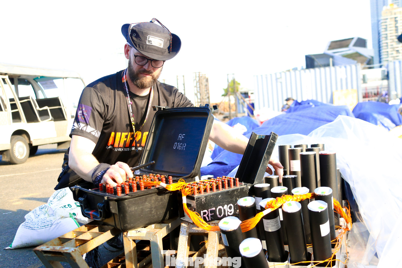 Từng giàn pháo được lắp ráp cẩn thận, kết nối với hệ thống điều khiển điện tử hiện đại, đảm bảo độ chính xác cao đến từng chi tiết.