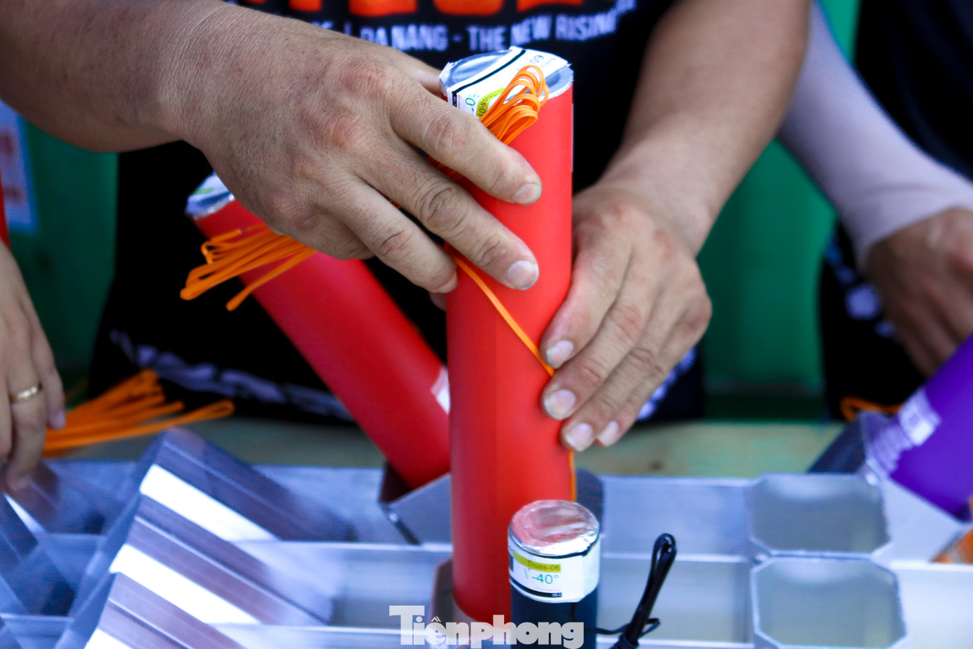 Công tác sắp đặt pháo vào được thực hiện tỉ mỉ, yêu cầu độ chính xác, an toàn cao nhất và được bảo vệ nghiêm ngặt.