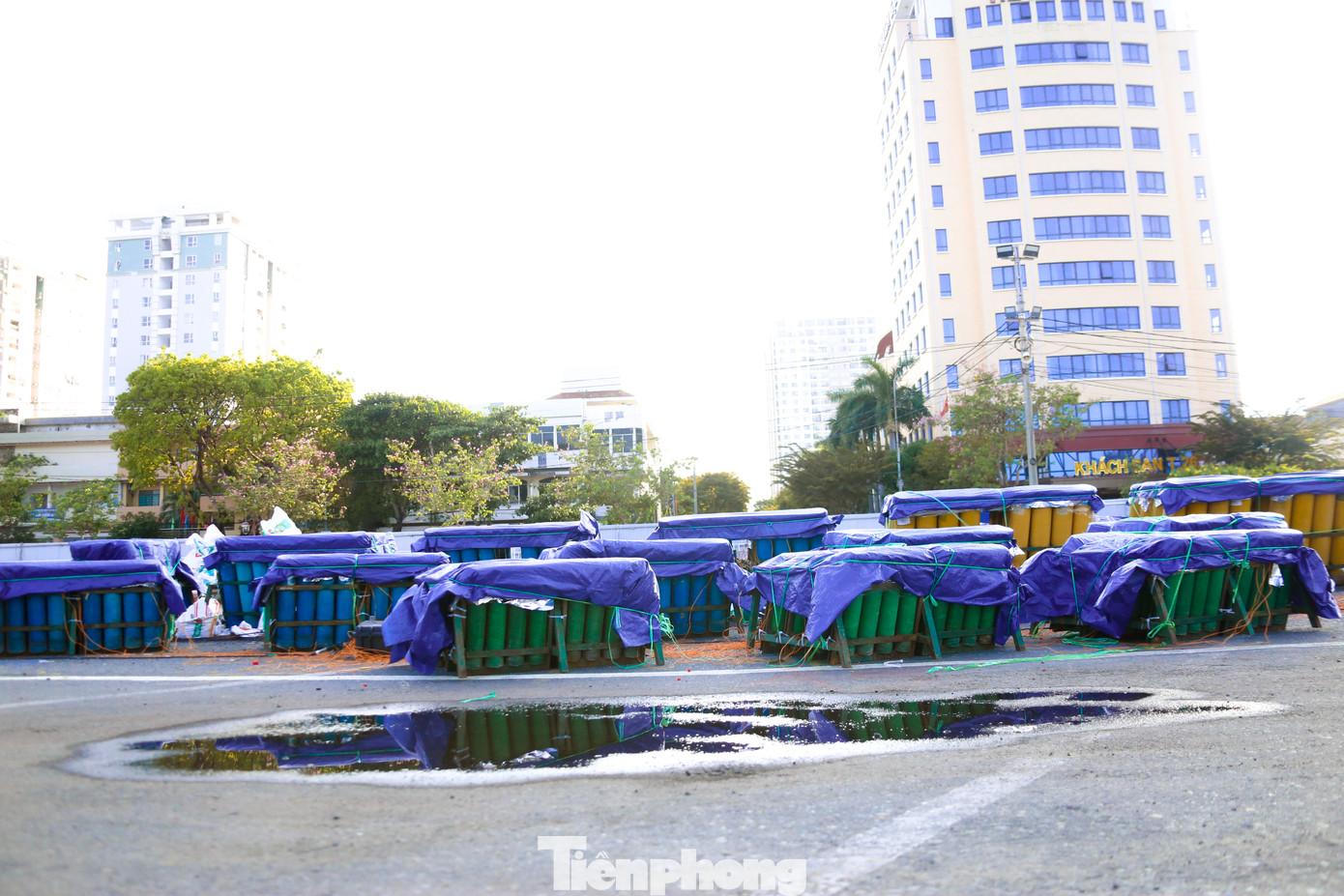 Khán giả sẽ được mãn nhãn với những màn ảo thuật ánh sáng kết hợp pháo hoa tầm cao và hiệu ứng pháo nước độc đáo, mang lại trải nghiệm thị giác mới mẻ, ngoạn mục.