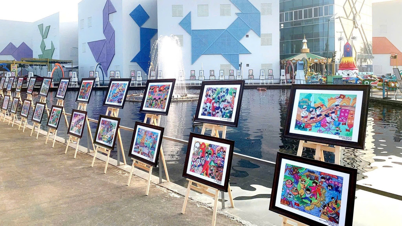 200 bức tranh xuất sắc của các em được trưng bày tại triển lãm.