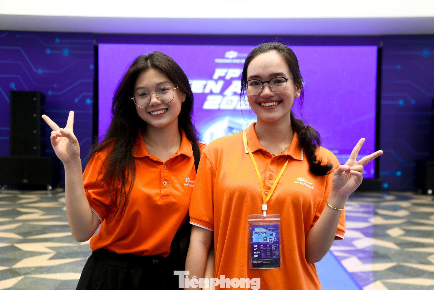 Nhiều bạn trẻ hào hứng chụp ảnh kỉ niệm khi được trải nghiệm ứng dụng GenAI – Công nghệ tiên phong của tương lai.