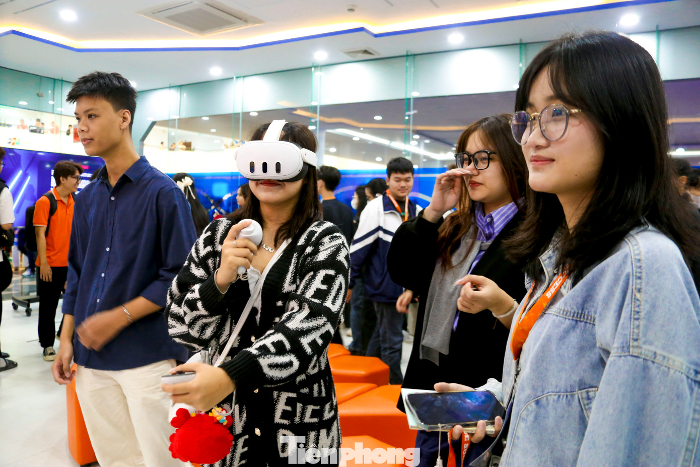 Bạn trẻ thích thú trải nghiệm công nghệ thực tế ảo AR.