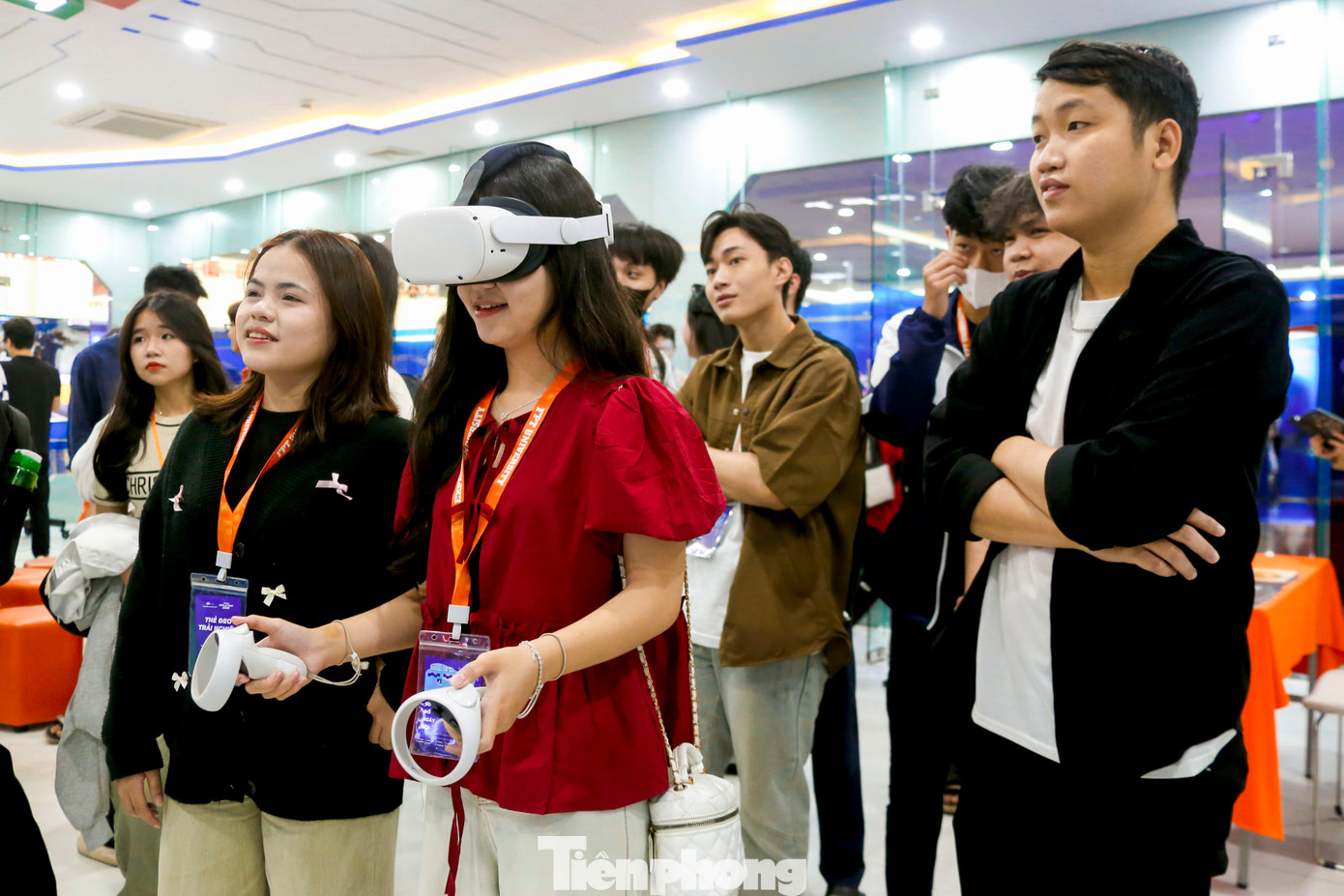 Bạn trẻ thích thú trải nghiệm công nghệ thực tế ảo AR.