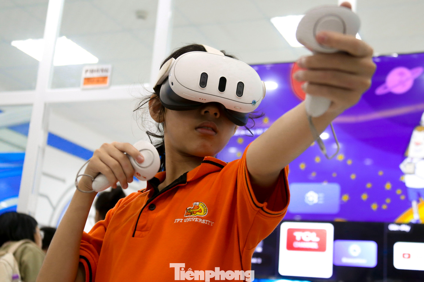 Bạn trẻ thích thú trải nghiệm công nghệ thực tế ảo AR.