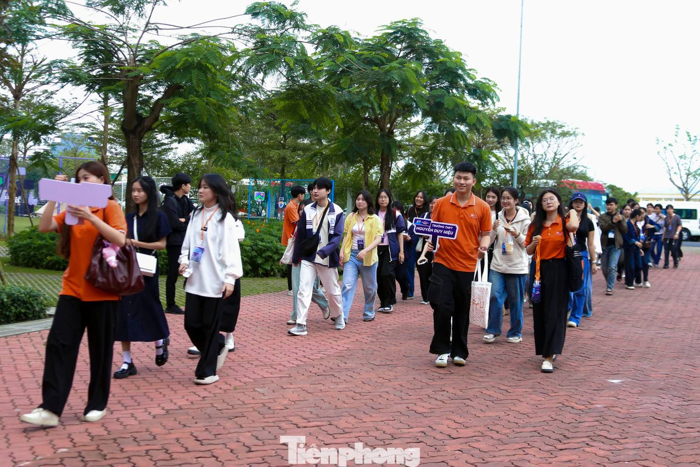 Sáng 23/2, hàng nghìn bạn trẻ Đà Nẵng được trải nghiệm khám phá những giải pháp công nghệ tương lai bằng ứng dụng AI. Đây là cơ hội để các bạn trẻ rèn luyện tư duy lập trình, phát triển kỹ năng sáng tạo và tự tin bước vào kỷ nguyên số.