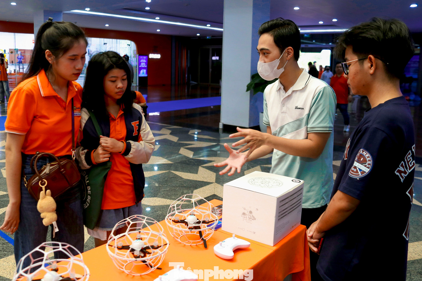 Các bạn trẻ có cơ hội tìm hiểu về các ứng dụng thực tế của GenAI trong nhiều lĩnh vực, từ sáng tạo nội dung đến giải quyết các vấn đề xã hội, y tế và giáo dục.