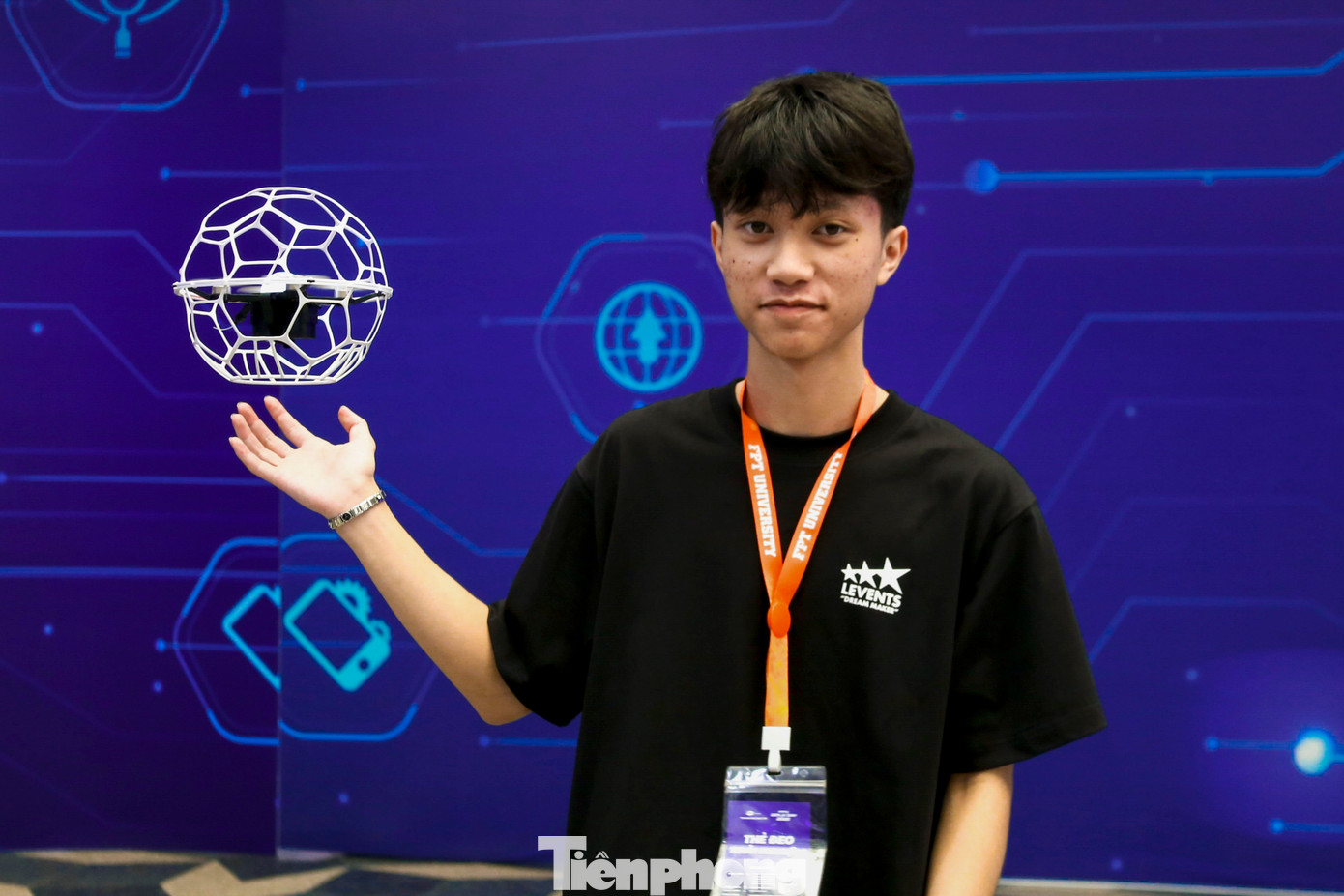 "Thật sự mình rất bất ngờ khi được tận tay trải nghiệm các ứng dụng hiện đại và hoàn hảo như vậy. Đến đây, các bạn trẻ như mình sẽ được tìm hiểu ứng dụng công nghệ GenAI, đồng thời có cơ hội tiếp cận và khám phá những xu hướng công nghệ tiên tiến", bạn Nguyễn Tiến Huy chia sẻ.