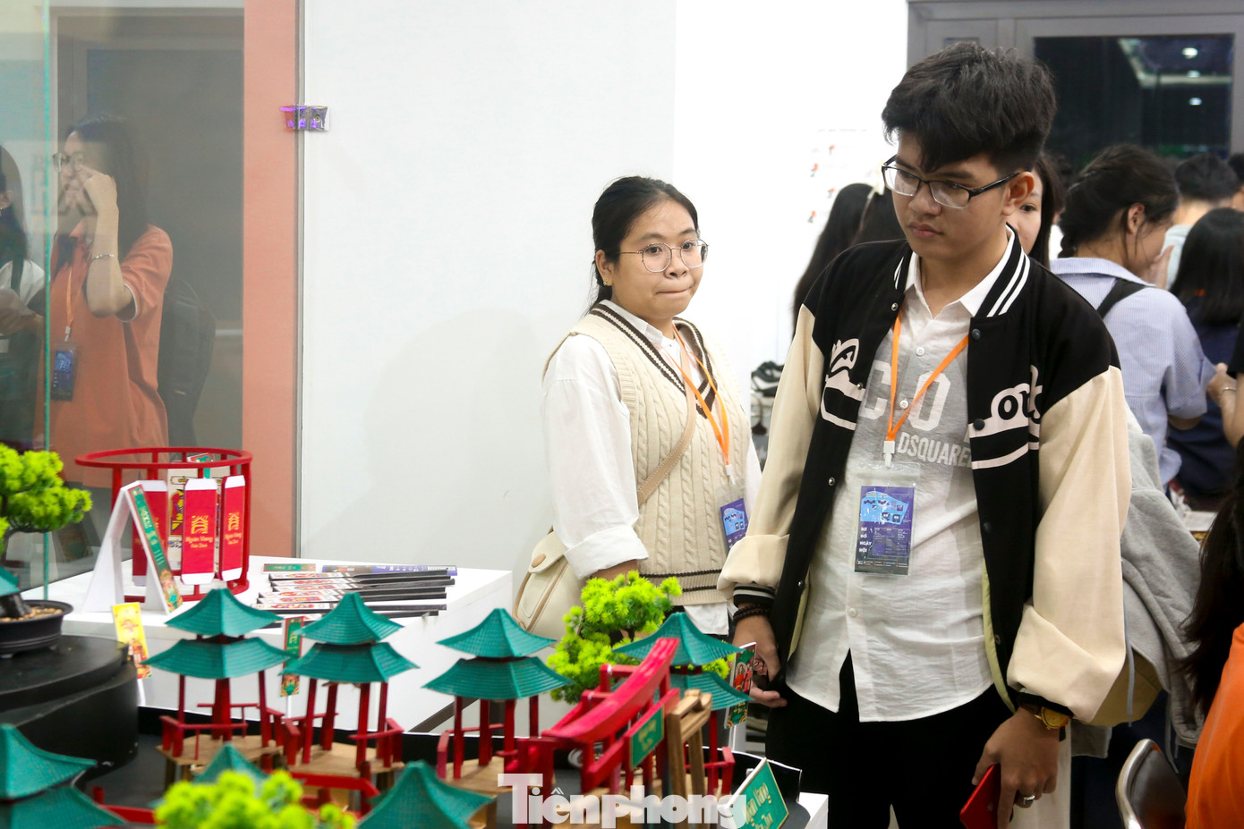 Nhiều bạn trẻ hào hứng chụp ảnh kỉ niệm khi được trải nghiệm ứng dụng GenAI – Công nghệ tiên phong của tương lai.