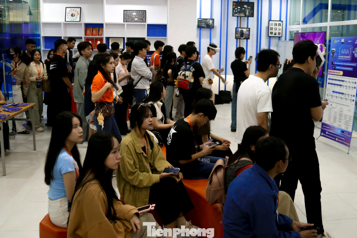 Các bạn trẻ có cơ hội tìm hiểu về các ứng dụng thực tế của GenAI trong nhiều lĩnh vực, từ sáng tạo nội dung đến giải quyết các vấn đề xã hội, y tế và giáo dục.