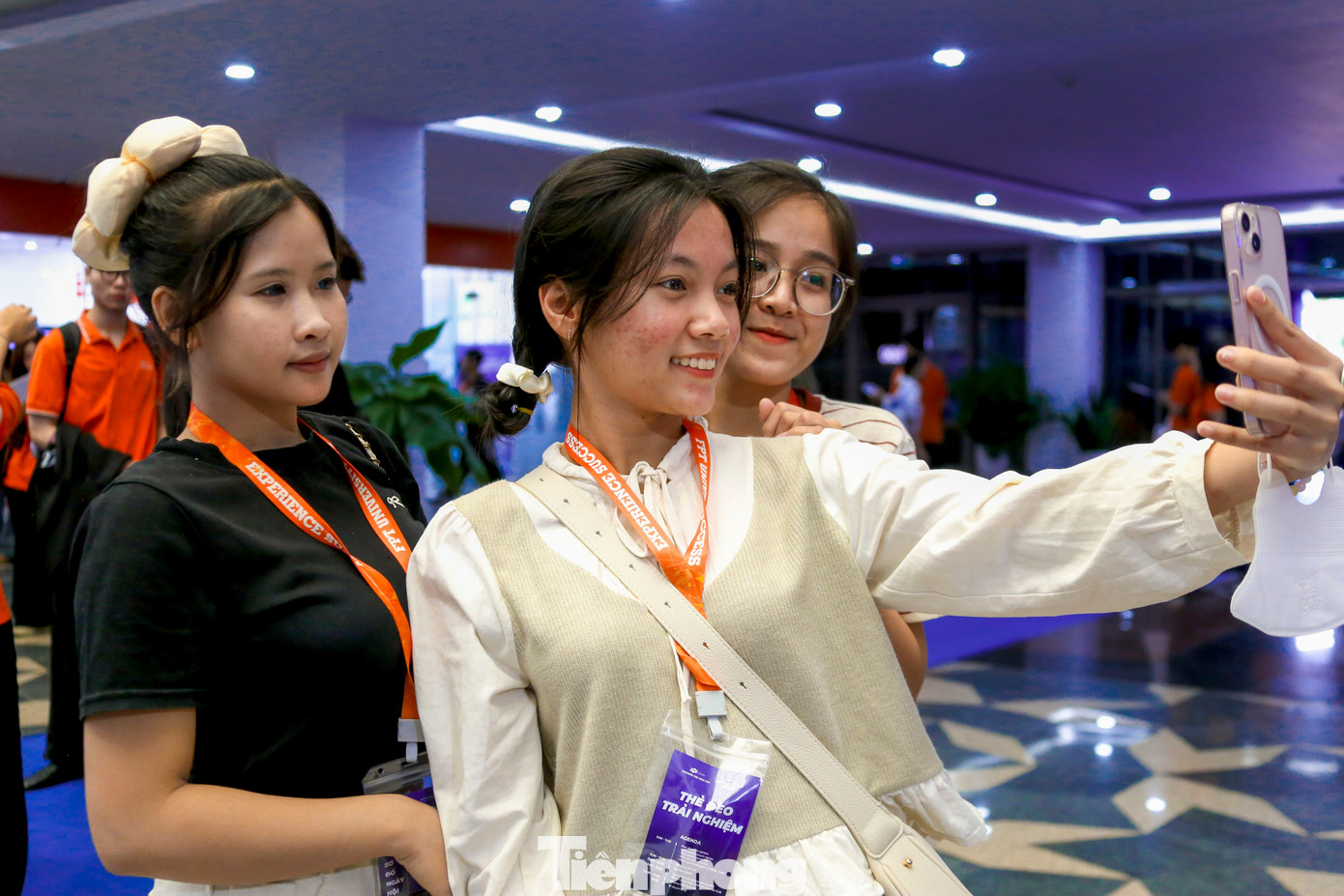 Nhiều bạn trẻ hào hứng chụp ảnh kỉ niệm khi được trải nghiệm ứng dụng GenAI – Công nghệ tiên phong của tương lai.