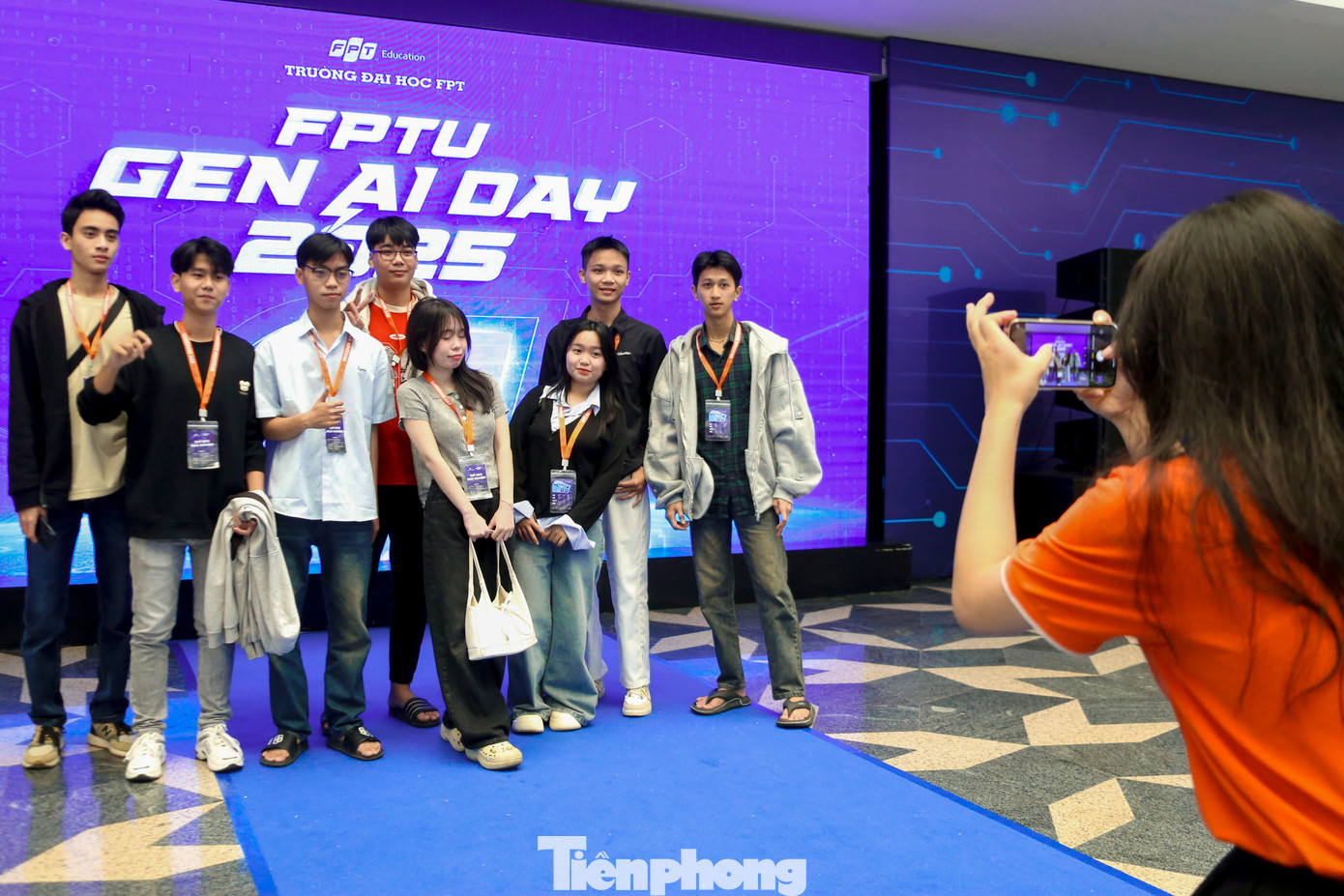 Nhiều bạn trẻ hào hứng chụp ảnh kỉ niệm khi được trải nghiệm ứng dụng GenAI – Công nghệ tiên phong của tương lai.