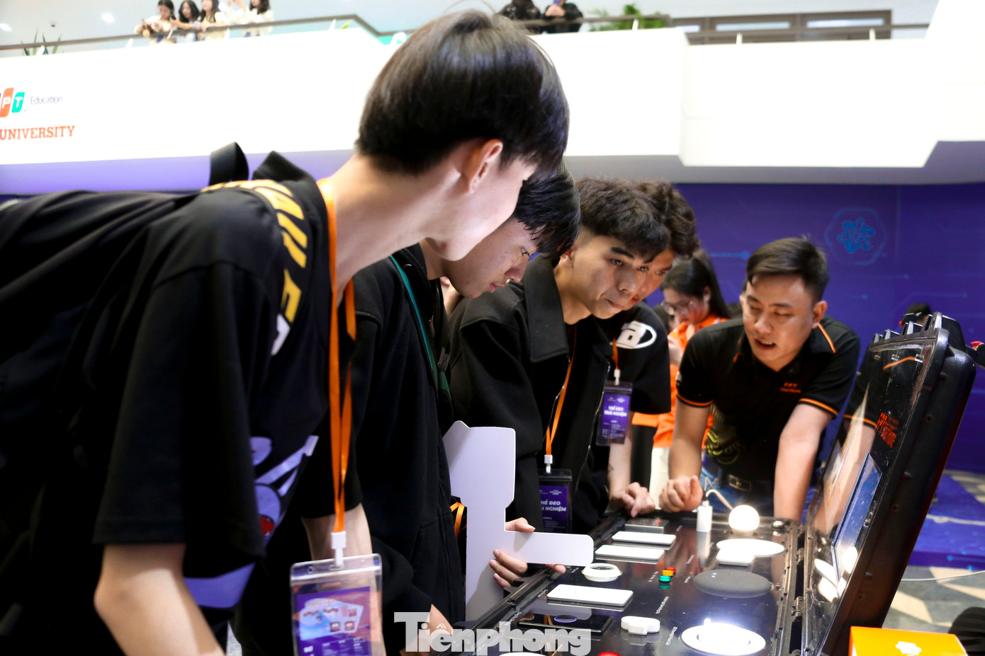 Các bạn trẻ có cơ hội tìm hiểu về các ứng dụng thực tế của GenAI trong nhiều lĩnh vực, từ sáng tạo nội dung đến giải quyết các vấn đề xã hội, y tế và giáo dục.