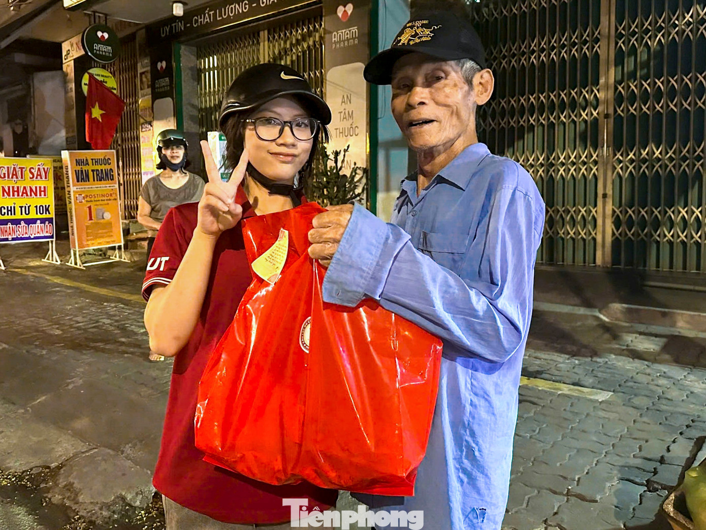 Bạn Hoàng Thị Khánh Linh - tình nguyện viên tham gia chương trình chia sẻ: "Tham gia hành trình ‘San sẻ yêu thương’ là một trải nghiệm rất đặc biệt đối với em. Em nhận ra rằng, đôi khi chỉ cần dành một chút thời gian và tình cảm để sẻ chia, thế giới này đã trở nên gần gũi và ấm áp hơn rất nhiều. Em cảm thấy thật may mắn khi được góp một phần công sức nhỏ bé của mình vào hành trình ý nghĩa lần này.”