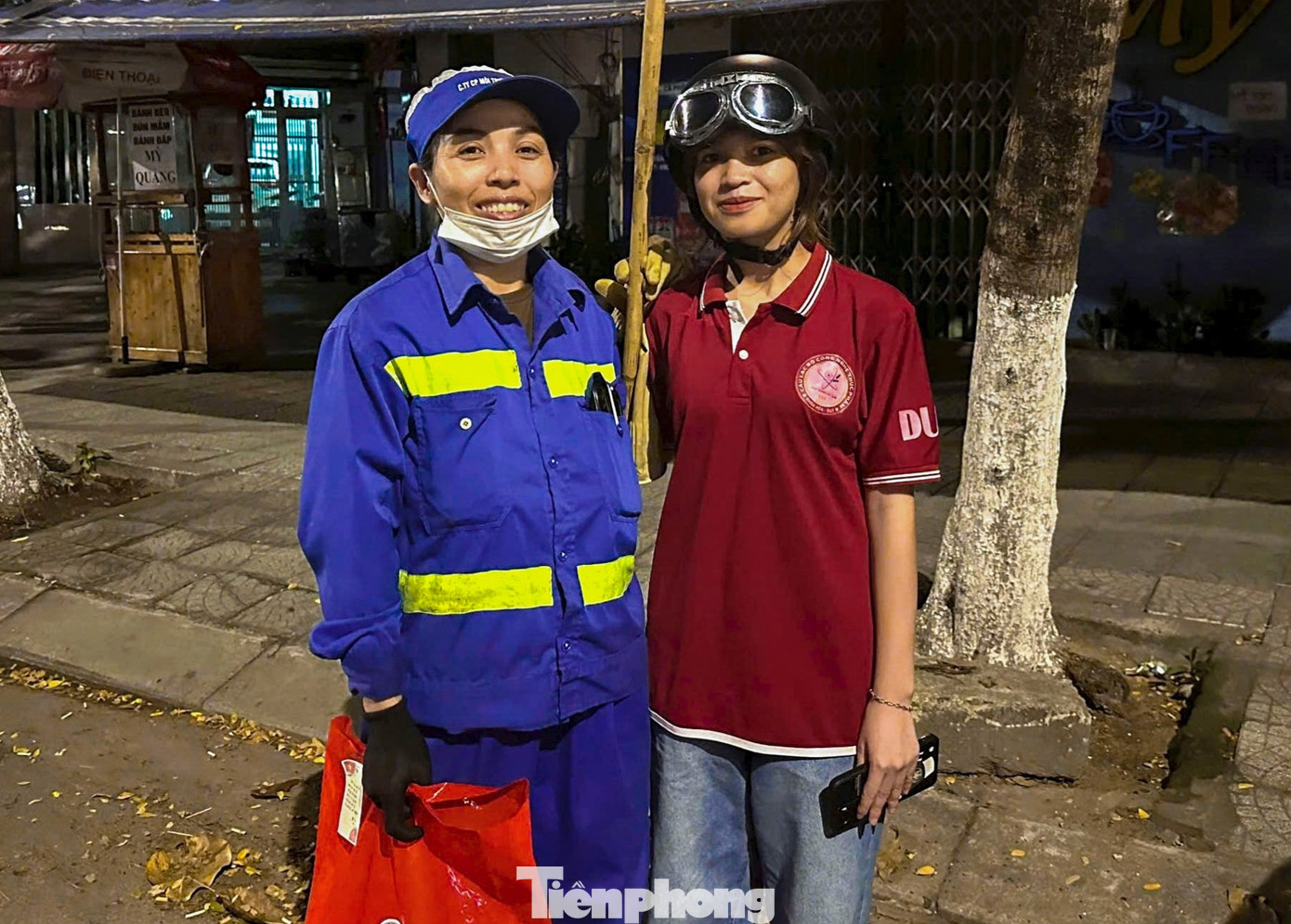 Nụ cười hạnh phúc của những người lao động về đêm khi được nhận món quà đầy bất ngờ từ các bạn trẻ. Cầm trên tay gói quà, chị Hà xúc động chia sẻ, "không cần những món quà lớn lao, điều mà những người lao công như chúng tôi cảm nhận được nhiều nhất chính là sự sẻ chia và sự trân trọng. Tôi rất vui khi thấy các bạn còn trẻ mà đã biết quan tâm, san sẻ như vậy."