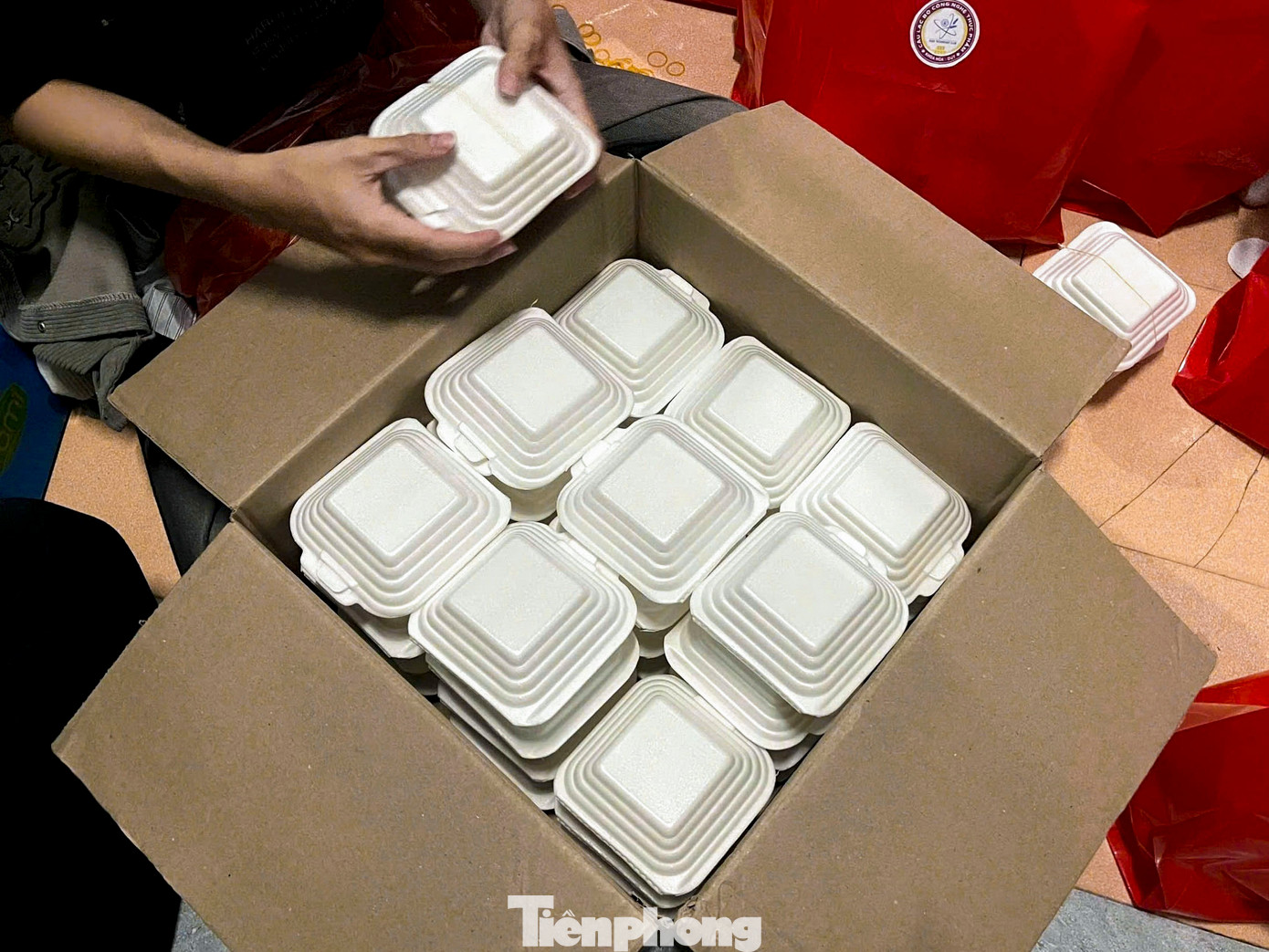 Những chiếc bánh bao nóng hổi, hộp sữa hay những chai nước... đều được các bạn trẻ gói ghém cẩn thận trước khi đem đến trao cho các cô chú, người lao động trên đường phố trong đêm.