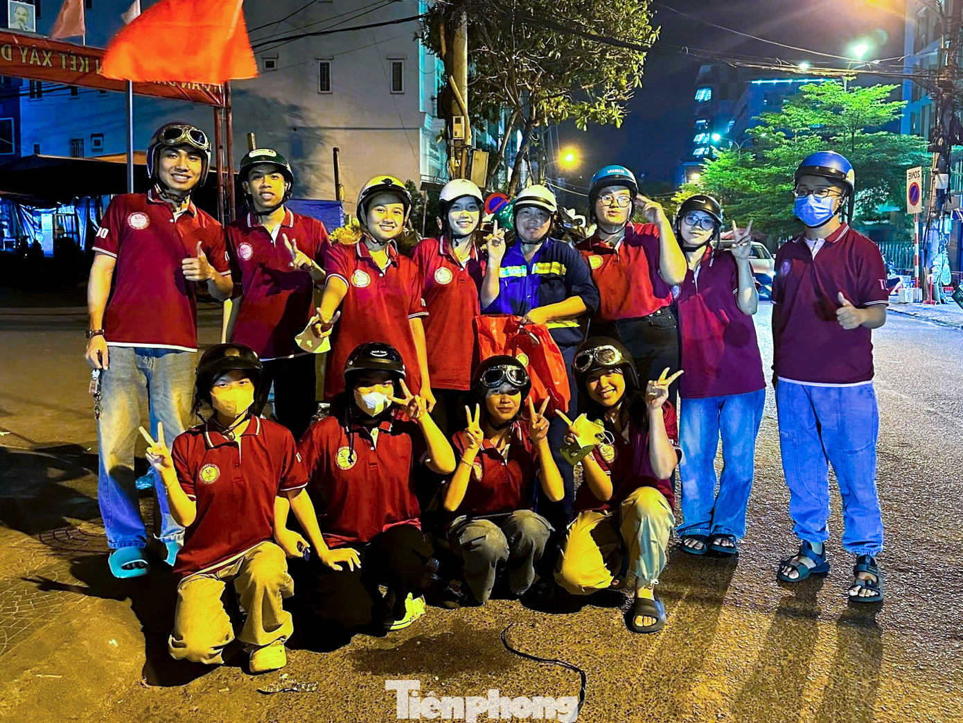 Chị Nguyễn Thị Bích Trâm - Phó Chủ nhiệm CLB Công nghệ Thực phẩm cho biết: "Chương trình "San sẻ yêu thương" là hoạt động thường niên của CLB, với mục đích lan tỏa sự sẻ chia và yêu thương đến cộng đồng. Chúng tôi mong muốn thông qua những hành động nhỏ bé này, có thể gửi gắm sự trân trọng và tiếp thêm động lực cho những người lao động thầm lặng, đồng thời cũng giúp các bạn trẻ trong CLB học cách cho đi và trưởng thành hơn trong hành trình của mình."