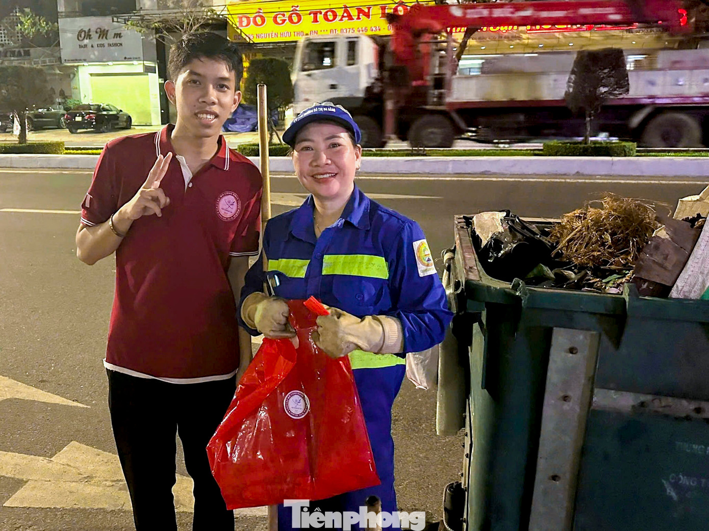 Nụ cười hạnh phúc của những người lao động về đêm khi được nhận món quà đầy bất ngờ từ các bạn trẻ. Cầm trên tay gói quà, chị Hà xúc động chia sẻ, "không cần những món quà lớn lao, điều mà những người lao công như chúng tôi cảm nhận được nhiều nhất chính là sự sẻ chia và sự trân trọng. Tôi rất vui khi thấy các bạn còn trẻ mà đã biết quan tâm, san sẻ như vậy."