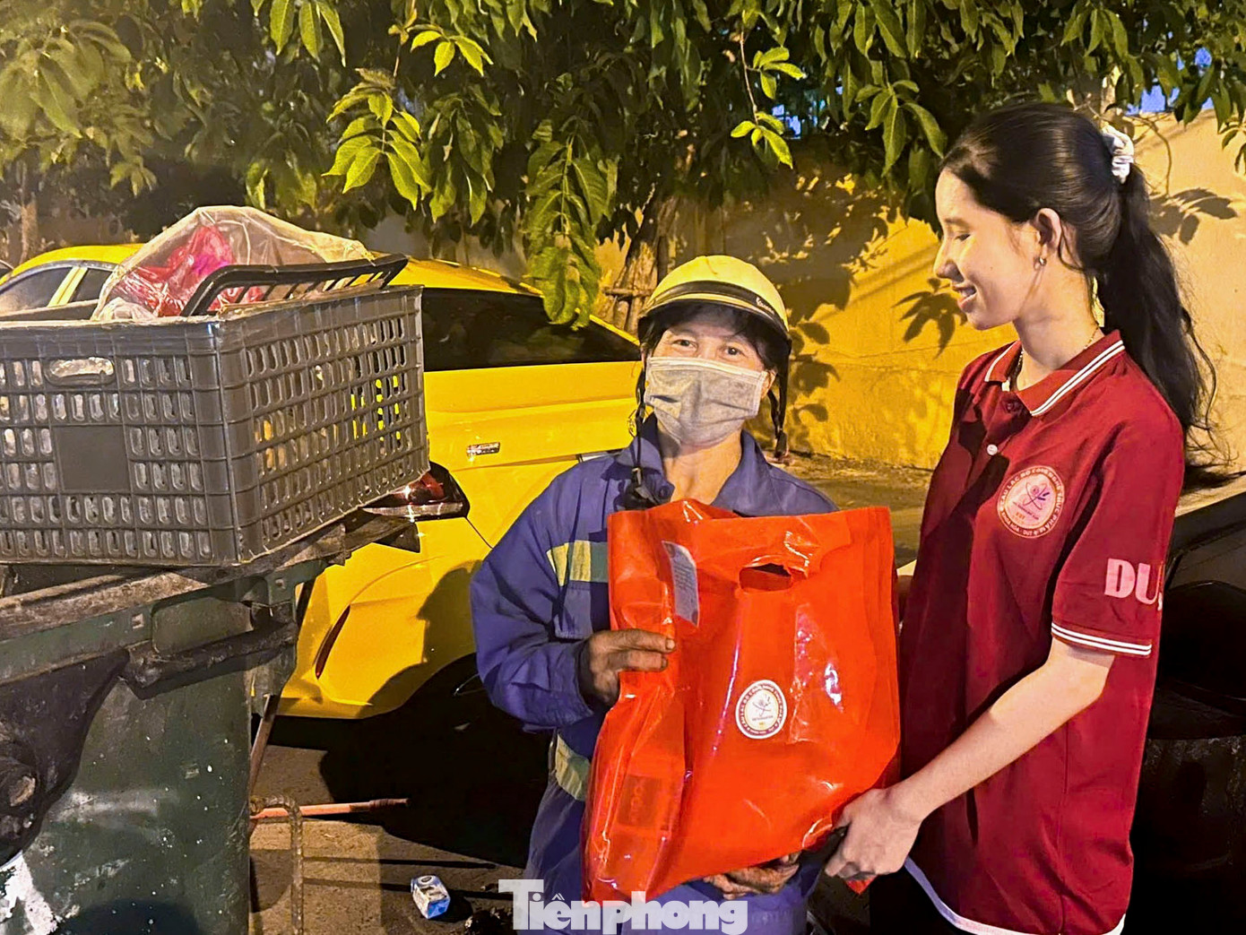 Những món quà nhỏ nhưng đầy ấm áp được trao tận tay công nhân khi họ đang làm việc.