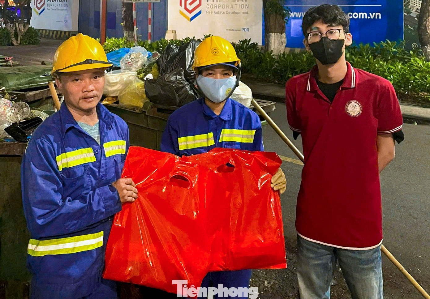 Nụ cười hạnh phúc của những người lao động về đêm khi được nhận món quà đầy bất ngờ từ các bạn trẻ. Cầm trên tay gói quà, chị Hà xúc động chia sẻ, "không cần những món quà lớn lao, điều mà những người lao công như chúng tôi cảm nhận được nhiều nhất chính là sự sẻ chia và sự trân trọng. Tôi rất vui khi thấy các bạn còn trẻ mà đã biết quan tâm, san sẻ như vậy."