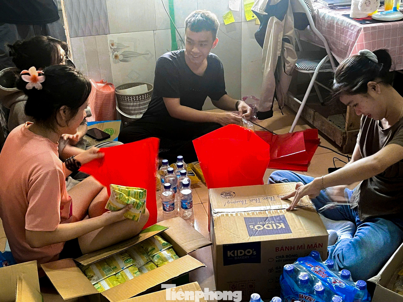 Những chiếc bánh bao nóng hổi, hộp sữa hay những chai nước... đều được các bạn trẻ gói ghém cẩn thận trước khi đem đến trao cho các cô chú, người lao động trên đường phố trong đêm.