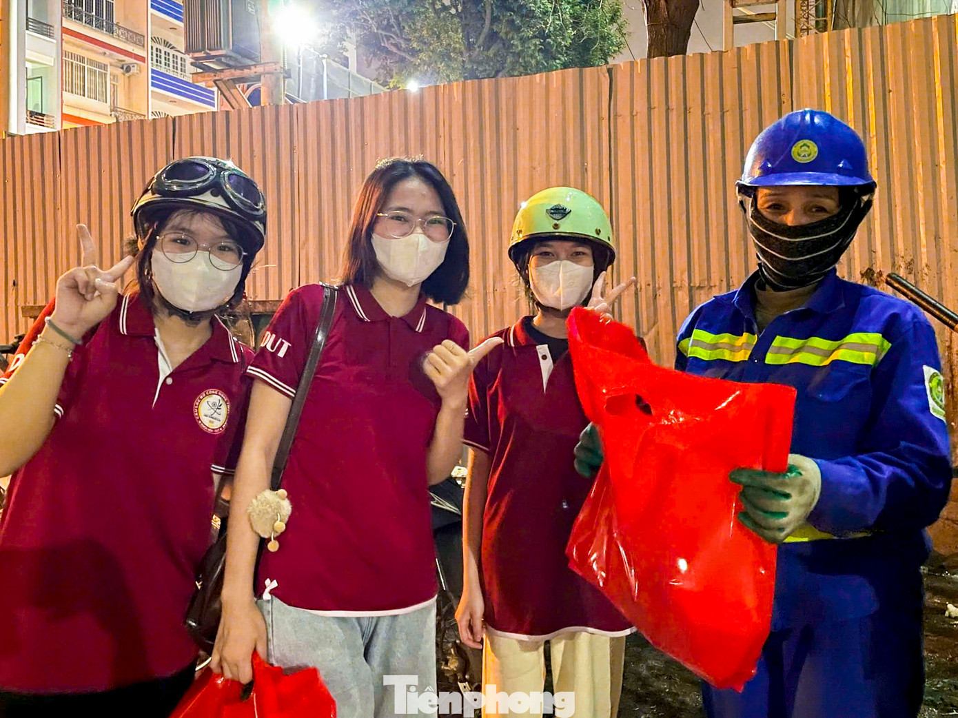 Chương trình "San sẻ yêu thương" là hoạt động thường niên của CLB Công nghệ Thực phẩm - ĐH Bách khoa Đà Nẵng. Chương trình ý nghĩa này được thực hiện nhằm hưởng ứng lễ kỷ niệm 50 năm ngày Giải phóng miền Nam, thống nhất đất nước và chào mừng ngày Quốc tế Lao động.