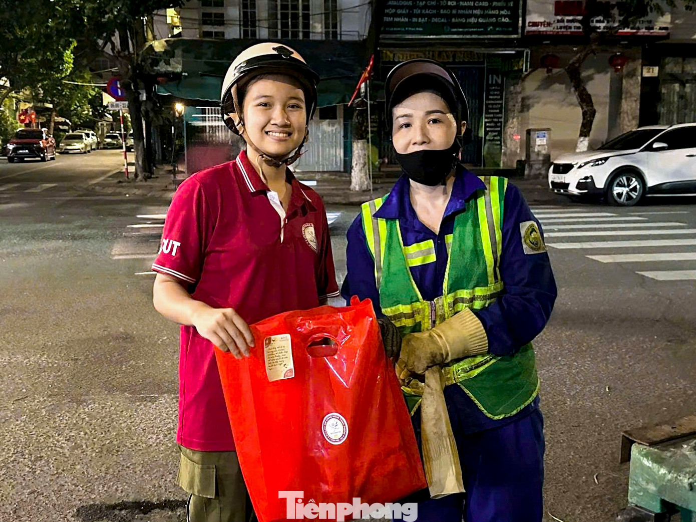 Những món quà nhỏ nhưng đầy ấm áp được trao tận tay công nhân khi họ đang làm việc.