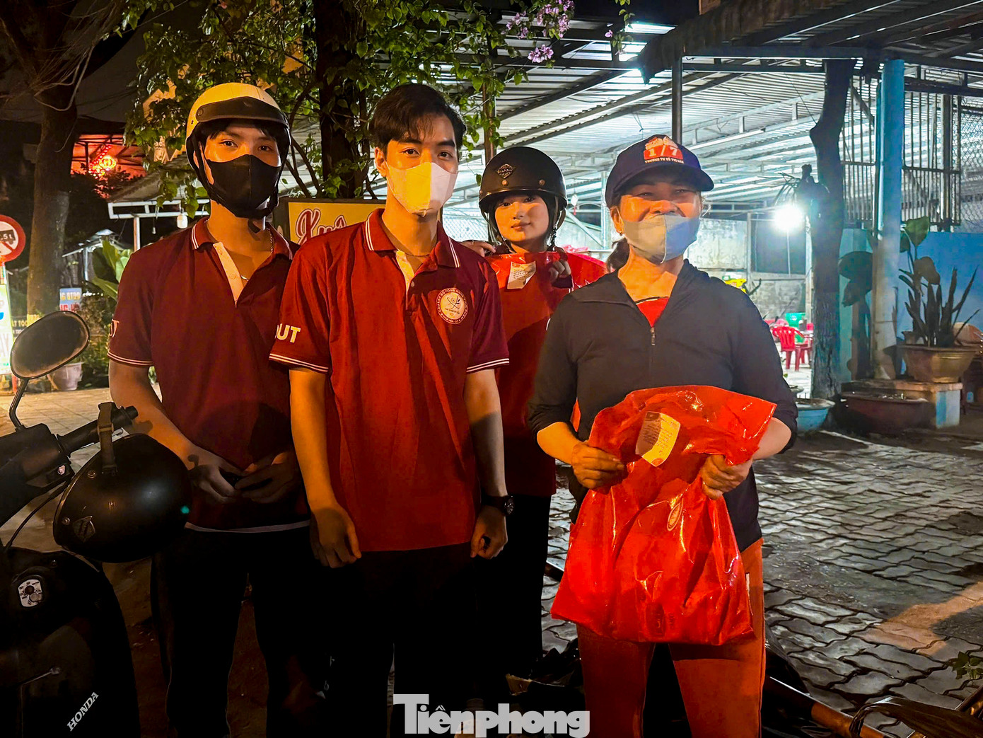 Những món quà nhỏ nhưng đầy ấm áp được trao tận tay công nhân khi họ đang làm việc.