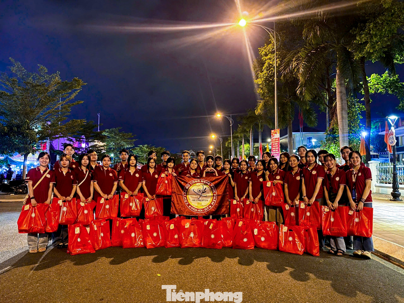 Với sự tham gia của hơn 30 tình nguyện viên, CLB đã trao tặng 50 suất quà đến các cô chú lao công trên địa bàn thành phố. Những món quà tuy không lớn về giá trị vật chất, nhưng chứa đựng tất cả sự trân trọng, biết ơn và tình cảm chân thành của các bạn trẻ dành cho những con người vất vả mưu sinh mỗi ngày.