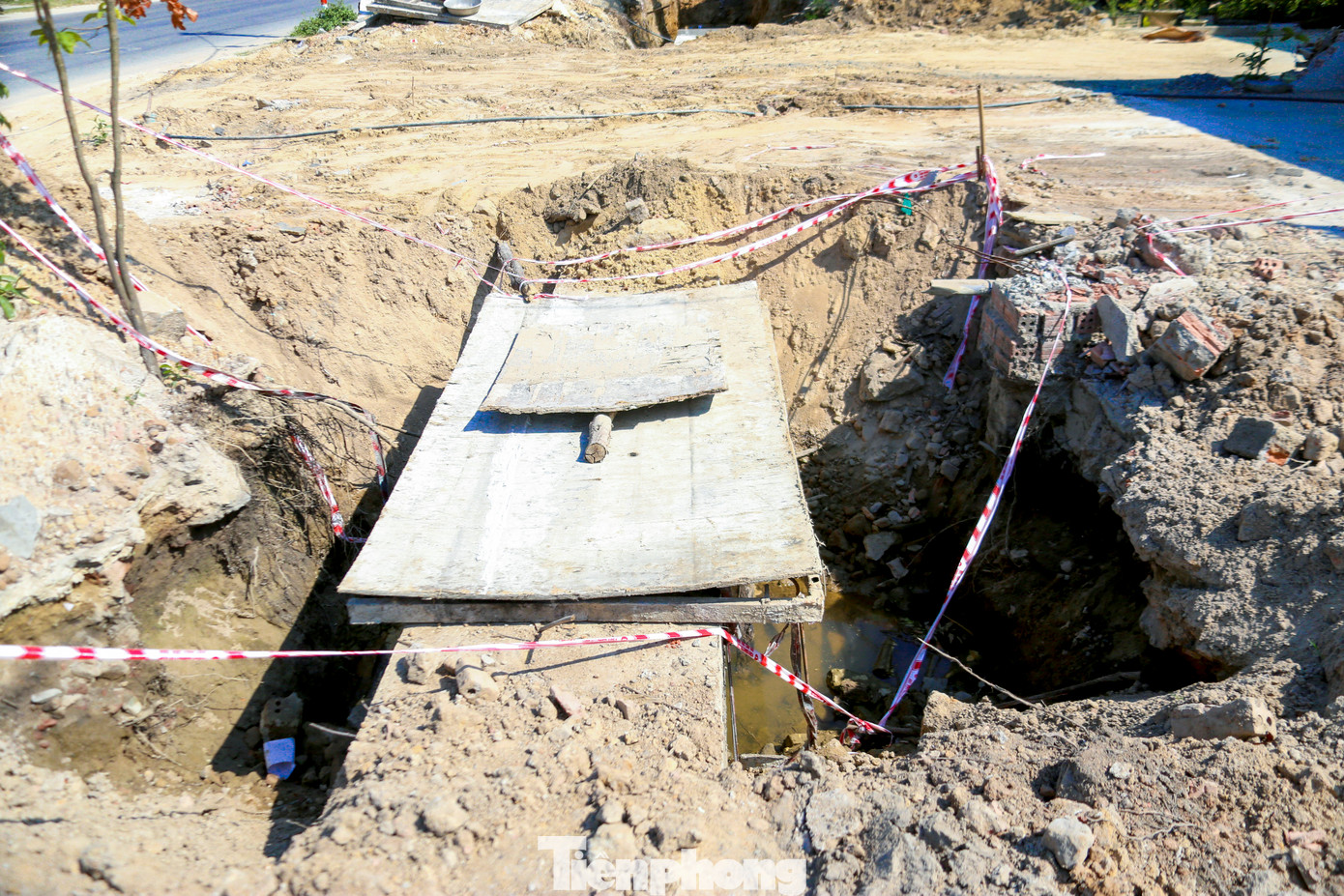 Nhiều đoạn đường bị đào xới nham nhở, xuất hiện hố sâu, đất đá đổ tràn lan ra mặt đường, tiềm ẩn nguy cơ mất an toàn giao thông.