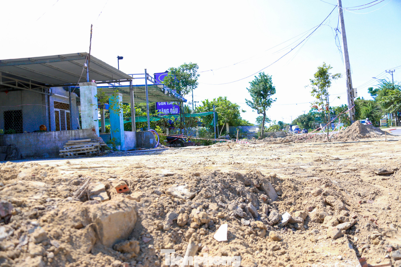 Lãnh đạo UBND xã Hòa Khương cho biết liên quan đến tình trạng thi công dang dở, địa phương đã liên hệ, đề nghị đơn vị thi công khẩn trương hoàn thiện hạng mục mương thoát nước thuộc dự án mở rộng, nâng cấp Quốc lộ 14B. Phía đơn vị thi công cam kết sẽ sớm triển khai trở lại trong vài ngày tới nhằm đảm bảo an toàn cho người dân và ổn định giao thông.